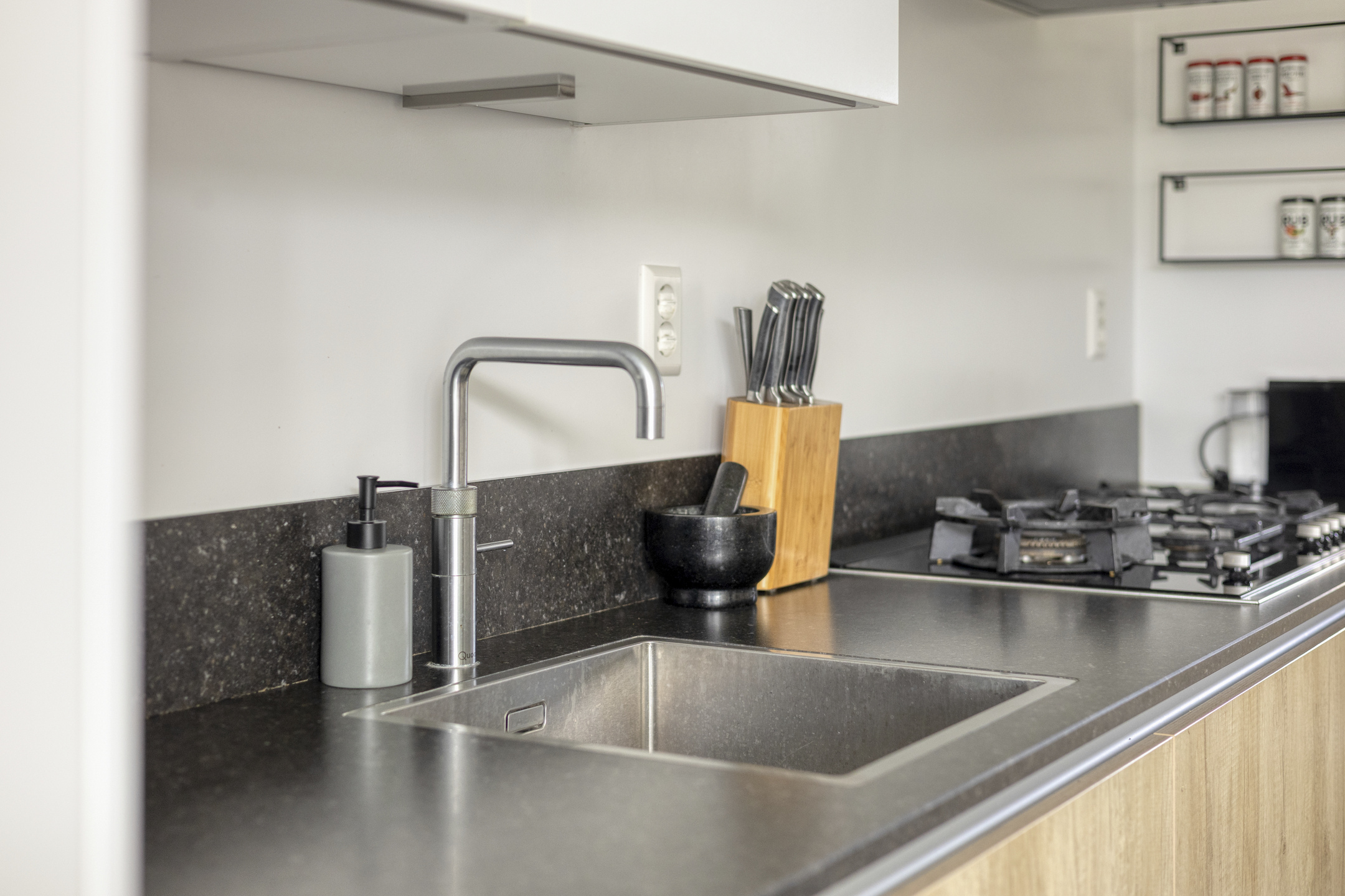 Tussenwoning te koop: Van der Astpad 11, Alkmaar
